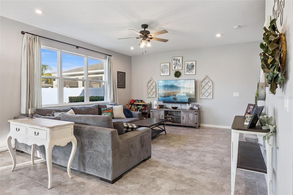 合同活跃: $509,900 (4 贝兹, 2 浴室, 2182 平方英尺)