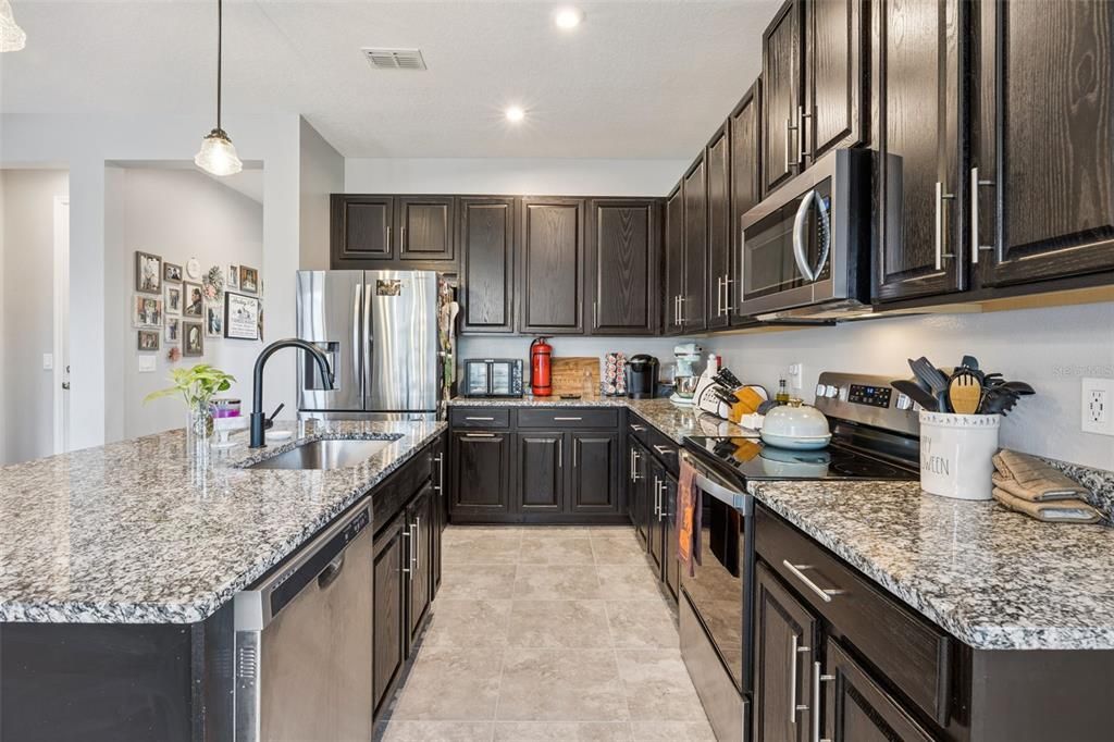 合同活跃: $509,900 (4 贝兹, 2 浴室, 2182 平方英尺)