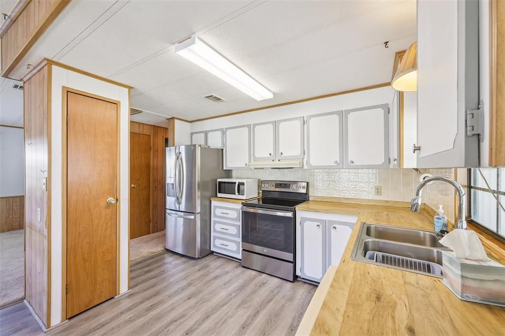 合同活跃: $135,000 (2 贝兹, 2 浴室, 1056 平方英尺)