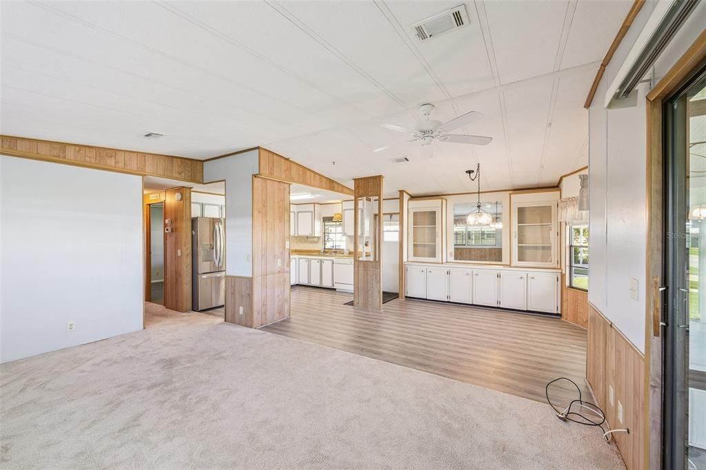 合同活跃: $135,000 (2 贝兹, 2 浴室, 1056 平方英尺)