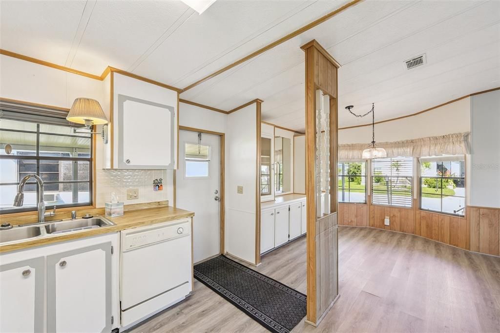 合同活跃: $135,000 (2 贝兹, 2 浴室, 1056 平方英尺)