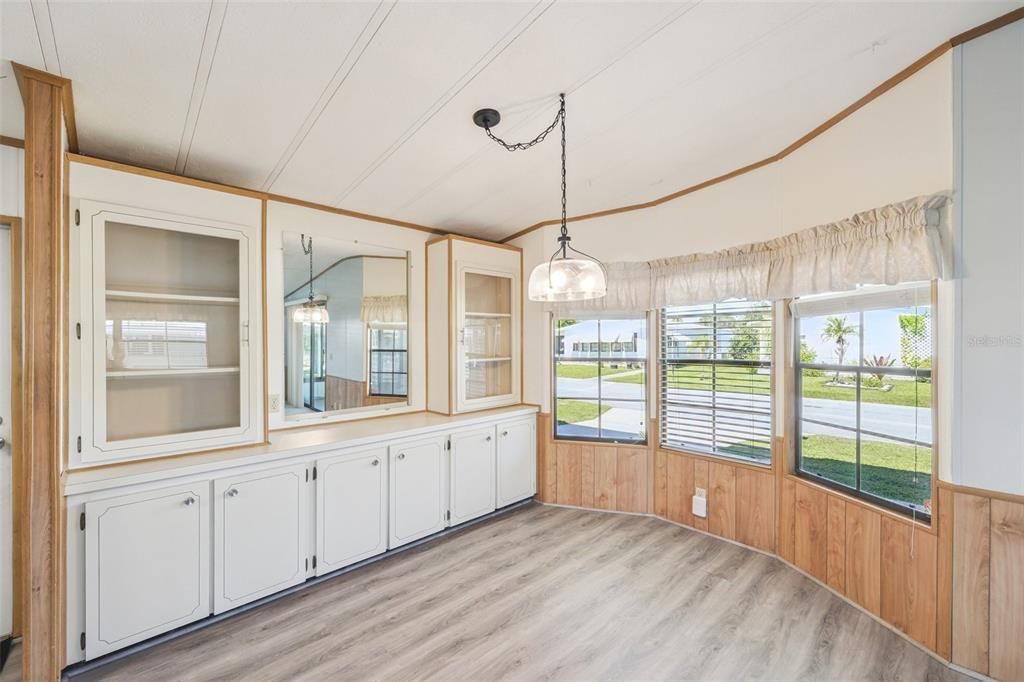 合同活跃: $135,000 (2 贝兹, 2 浴室, 1056 平方英尺)