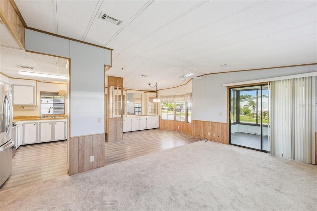 合同活跃: $135,000 (2 贝兹, 2 浴室, 1056 平方英尺)