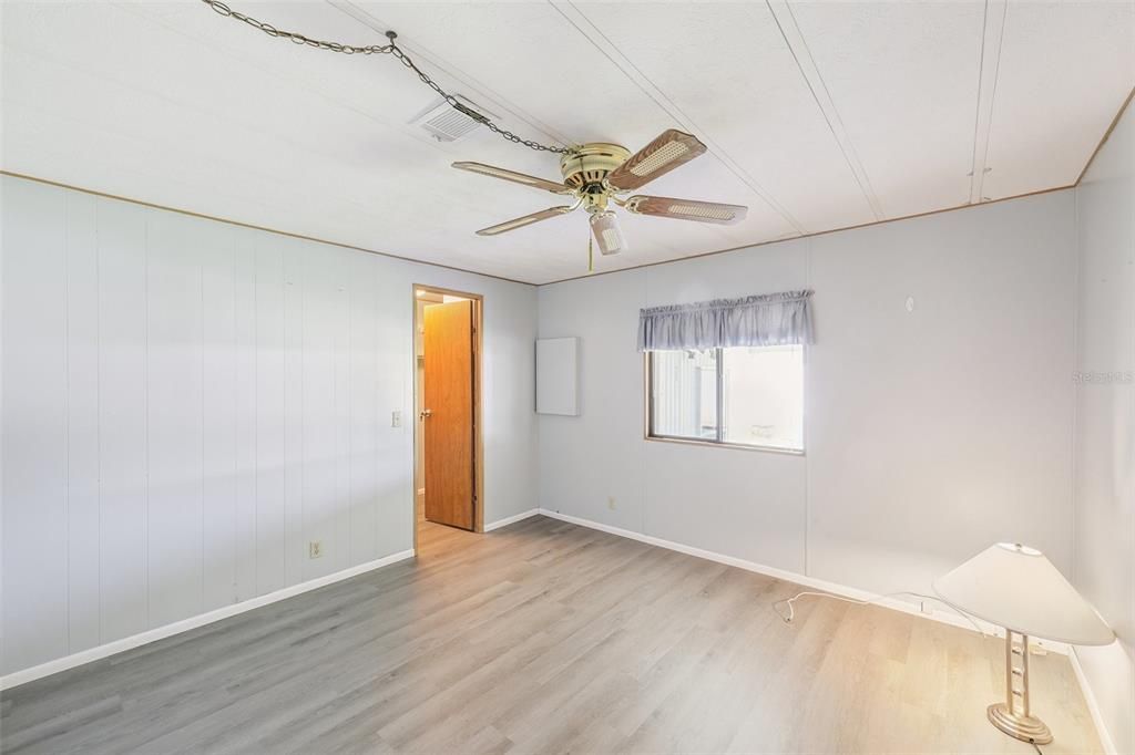 合同活跃: $135,000 (2 贝兹, 2 浴室, 1056 平方英尺)