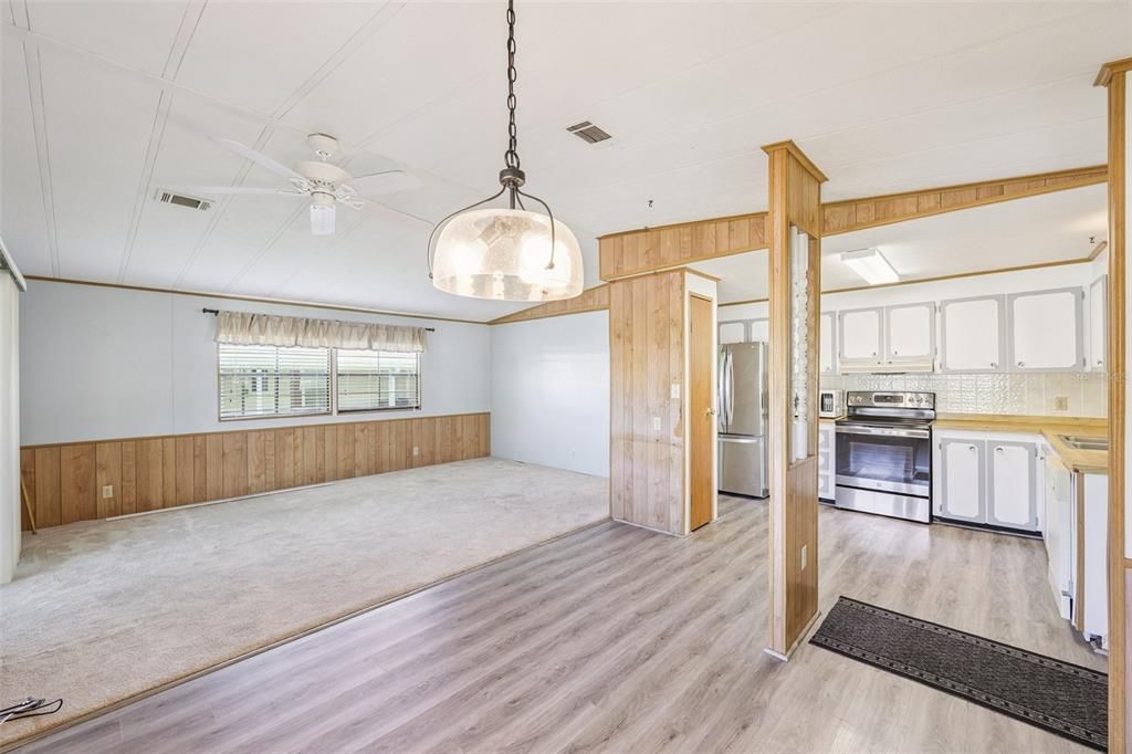 合同活跃: $135,000 (2 贝兹, 2 浴室, 1056 平方英尺)