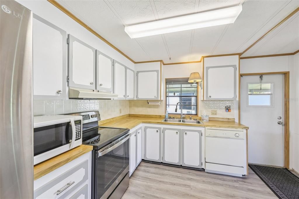 合同活跃: $135,000 (2 贝兹, 2 浴室, 1056 平方英尺)