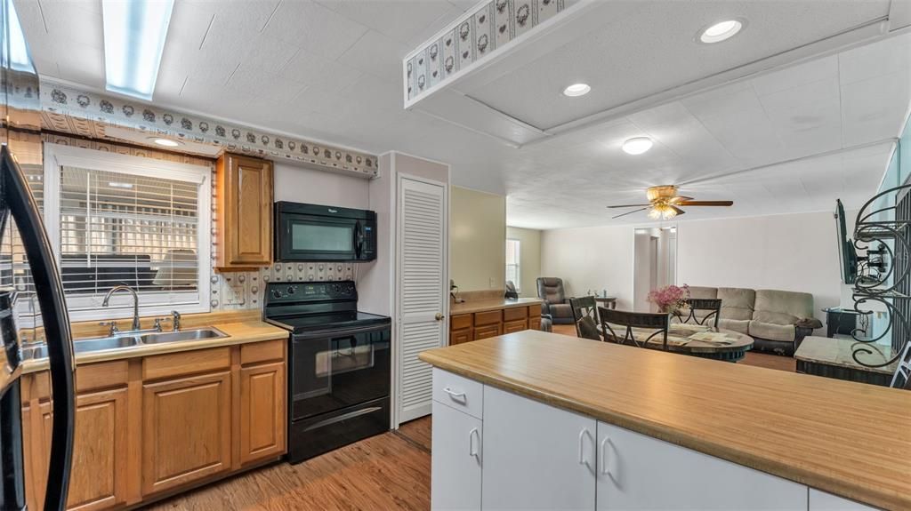 На продажу: $130,000 (2 спален, 1 ванн, 1178 Квадратных фут)