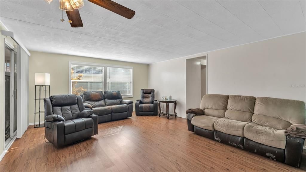 На продажу: $130,000 (2 спален, 1 ванн, 1178 Квадратных фут)