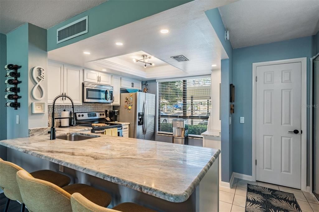 待售: $329,000 (2 贝兹, 2 浴室, 1050 平方英尺)