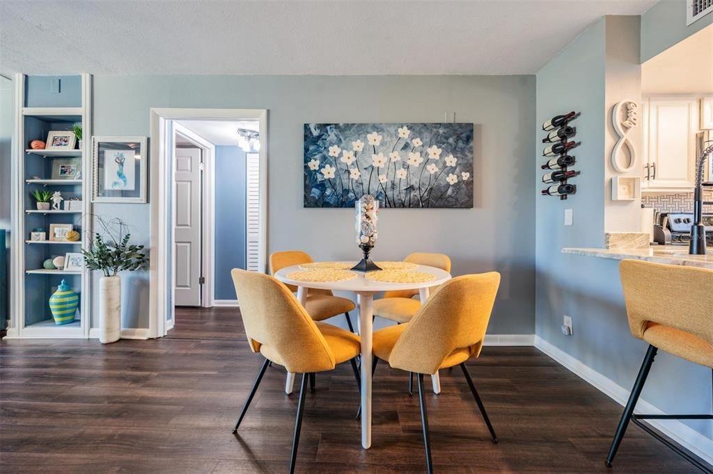 待售: $329,000 (2 贝兹, 2 浴室, 1050 平方英尺)