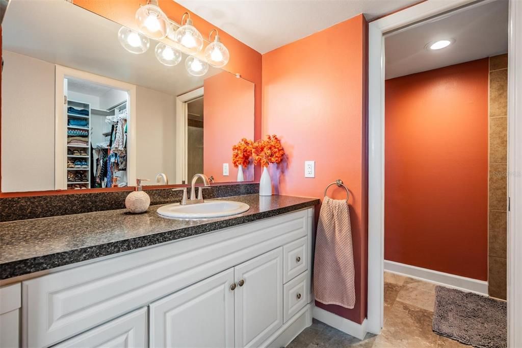 待售: $329,000 (2 贝兹, 2 浴室, 1050 平方英尺)