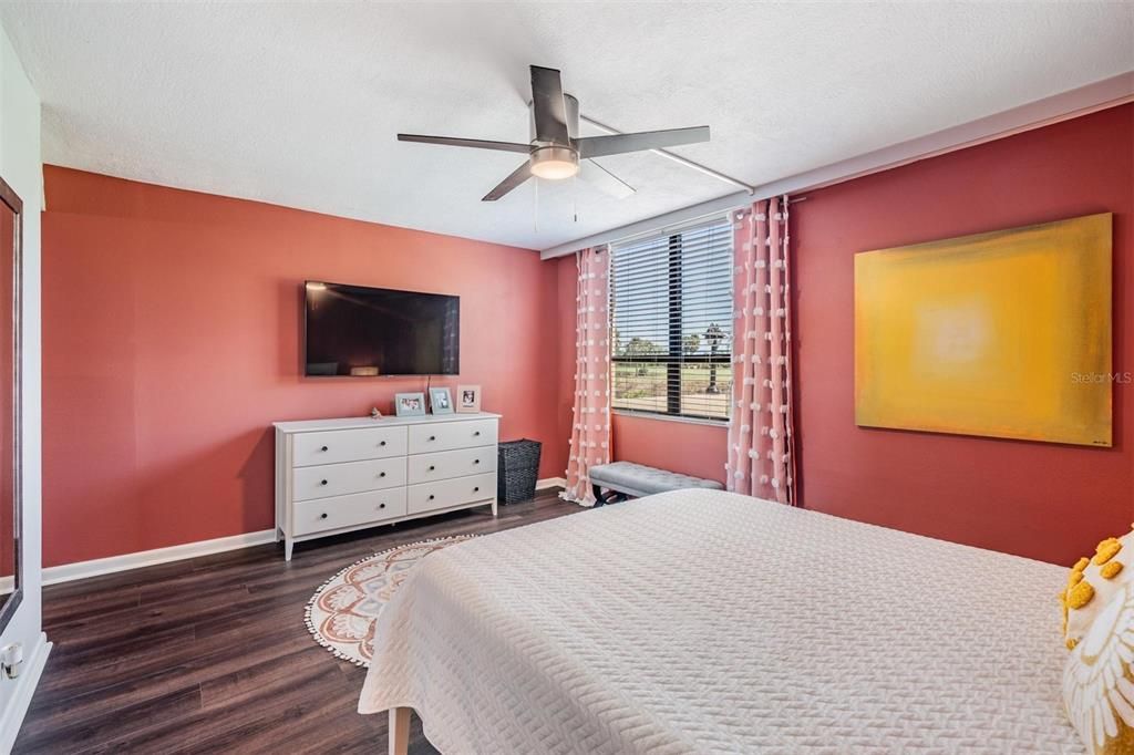 待售: $329,000 (2 贝兹, 2 浴室, 1050 平方英尺)