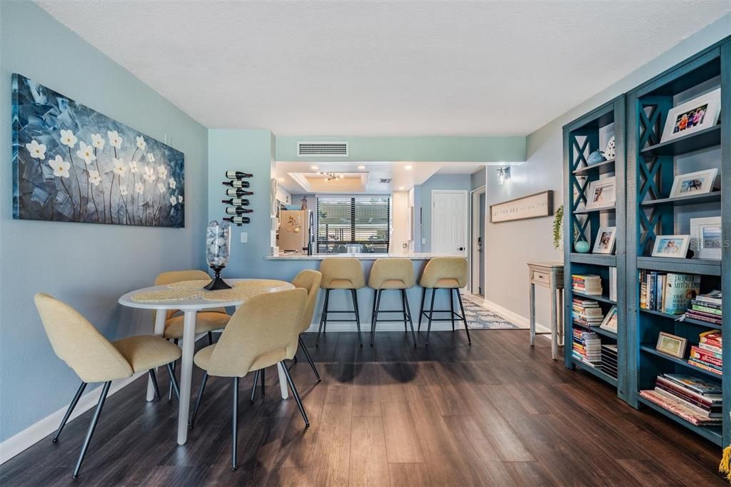 待售: $329,000 (2 贝兹, 2 浴室, 1050 平方英尺)