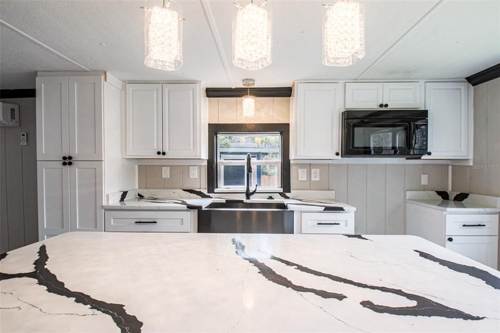 合同活跃: $335,000 (2 贝兹, 1 浴室, 784 平方英尺)