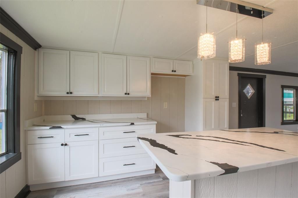 合同活跃: $335,000 (2 贝兹, 1 浴室, 784 平方英尺)