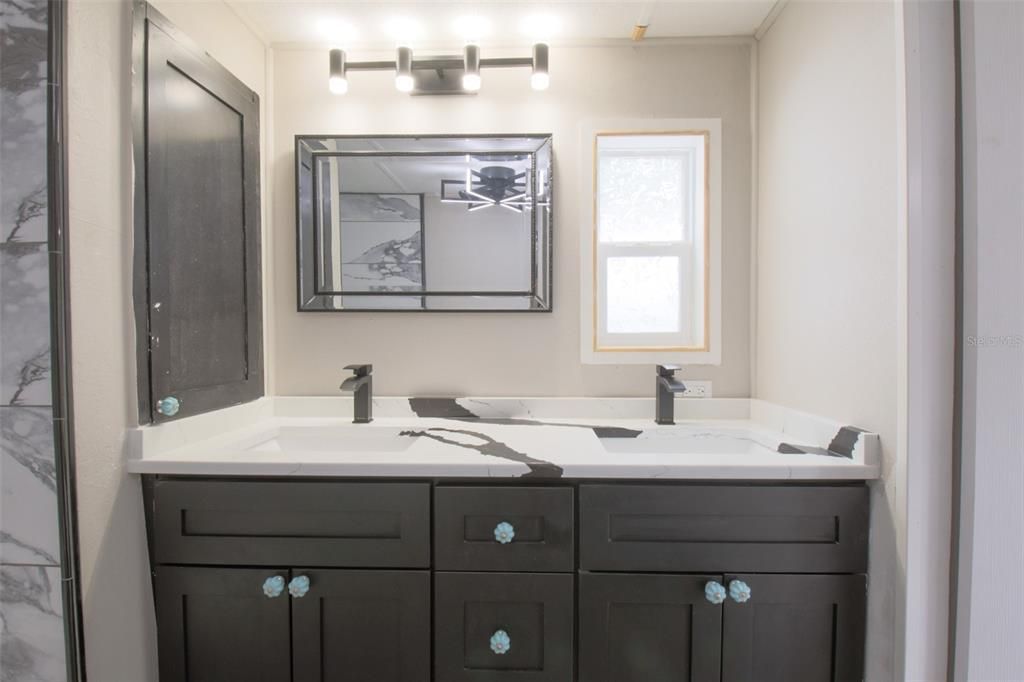 合同活跃: $335,000 (2 贝兹, 1 浴室, 784 平方英尺)