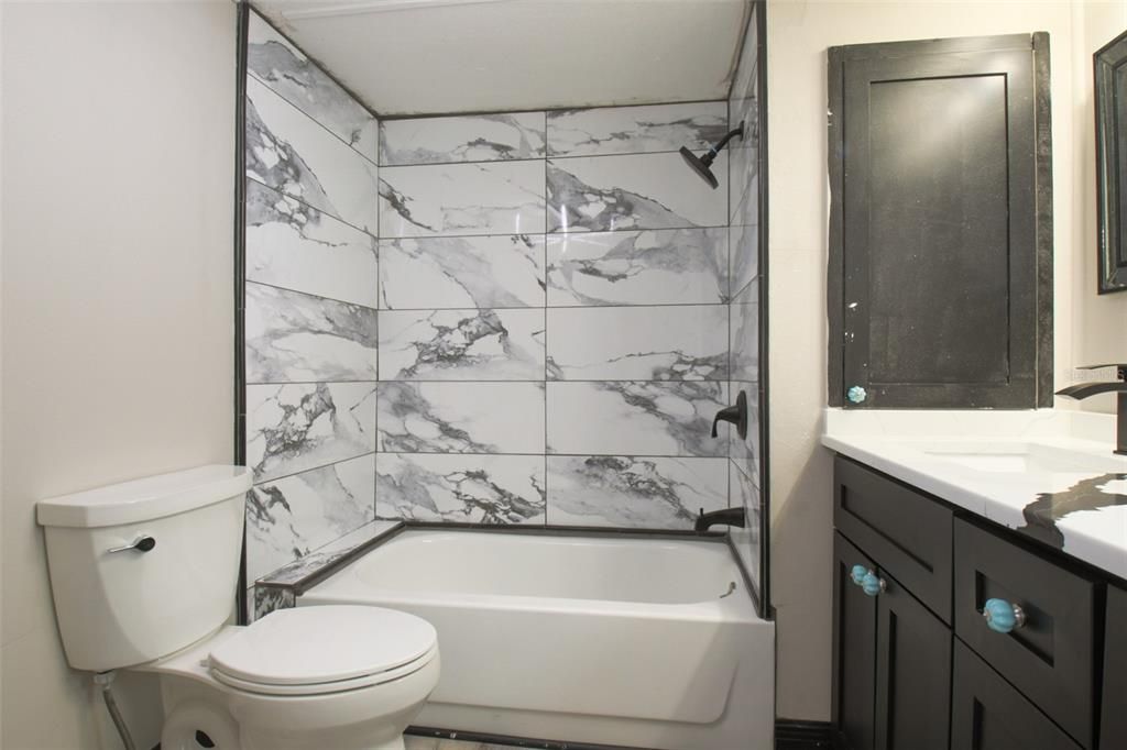 合同活跃: $335,000 (2 贝兹, 1 浴室, 784 平方英尺)