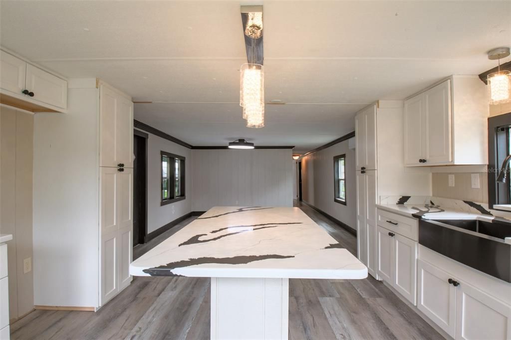 合同活跃: $335,000 (2 贝兹, 1 浴室, 784 平方英尺)