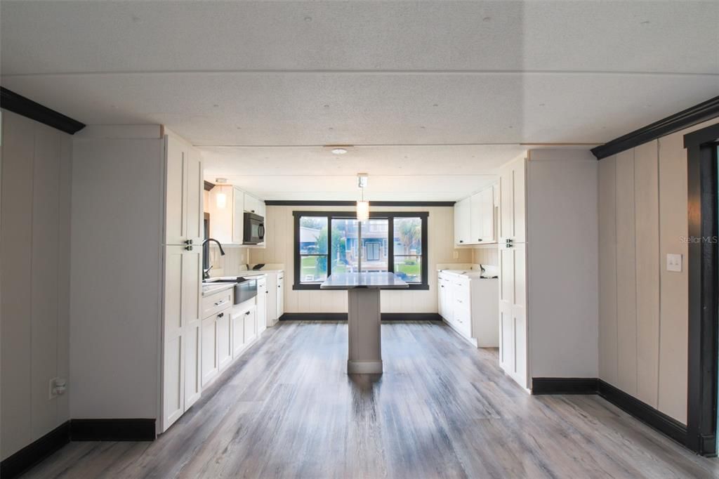 合同活跃: $335,000 (2 贝兹, 1 浴室, 784 平方英尺)