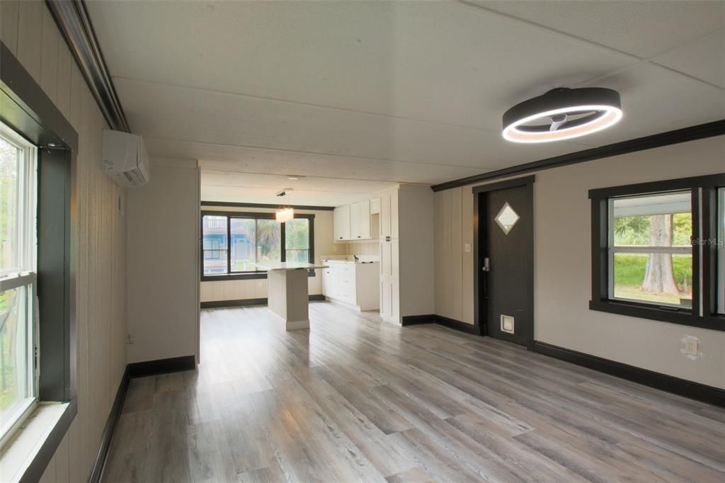 合同活跃: $335,000 (2 贝兹, 1 浴室, 784 平方英尺)