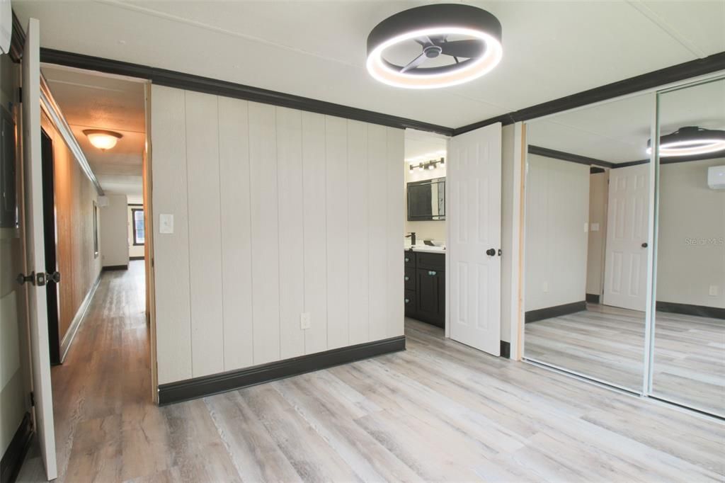 合同活跃: $335,000 (2 贝兹, 1 浴室, 784 平方英尺)