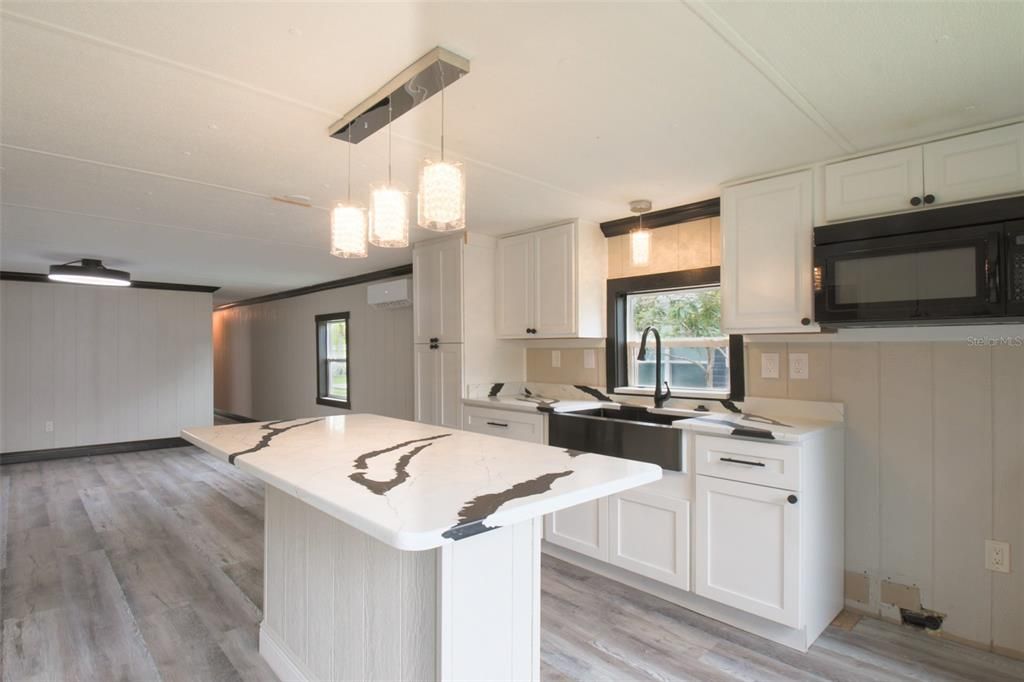 合同活跃: $335,000 (2 贝兹, 1 浴室, 784 平方英尺)