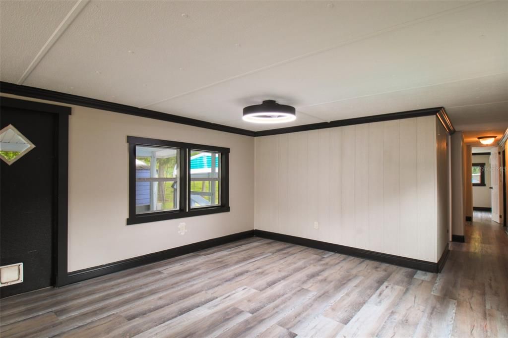 合同活跃: $335,000 (2 贝兹, 1 浴室, 784 平方英尺)