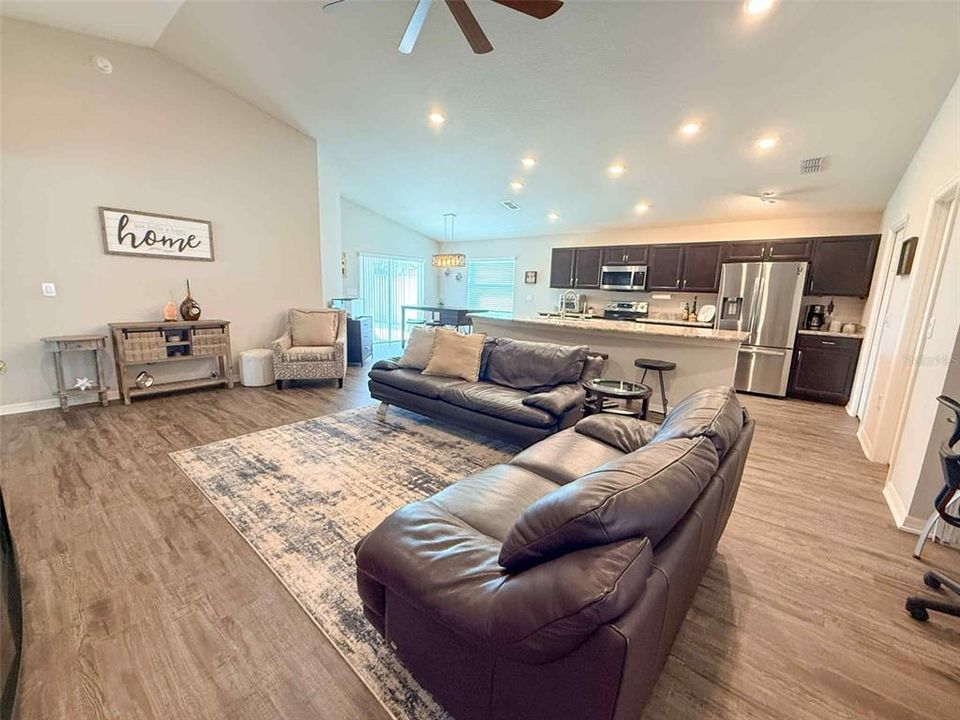 En Venta: $345,000 (4 camas, 2 baños, 1819 Pies cuadrados)