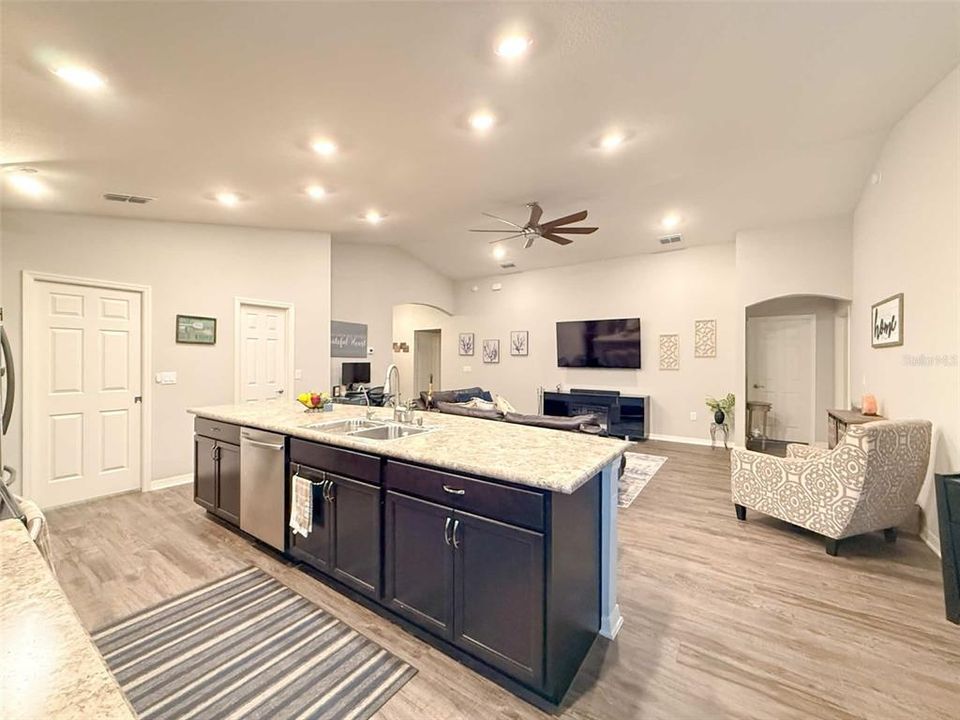 En Venta: $345,000 (4 camas, 2 baños, 1819 Pies cuadrados)