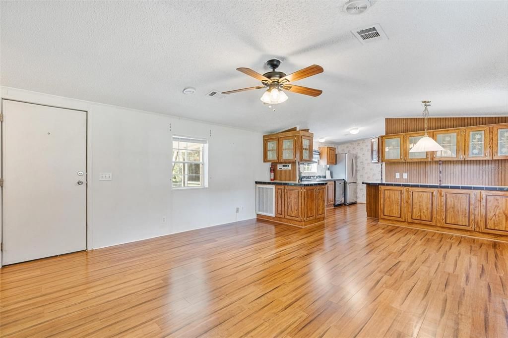 Active With Contract: $149,998 (2 beds, 2 baths, 1056 Square Feet)