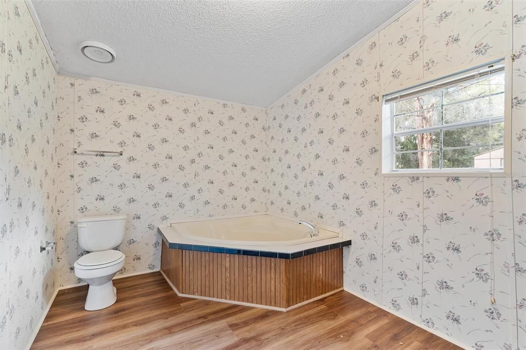 Active With Contract: $149,998 (2 beds, 2 baths, 1056 Square Feet)