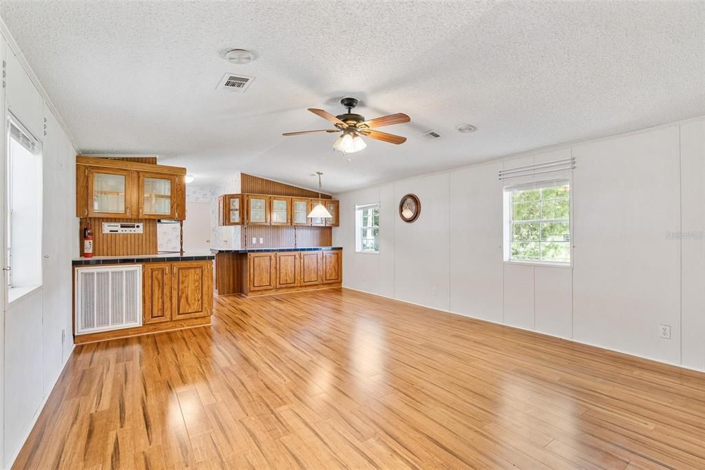 Active With Contract: $149,998 (2 beds, 2 baths, 1056 Square Feet)