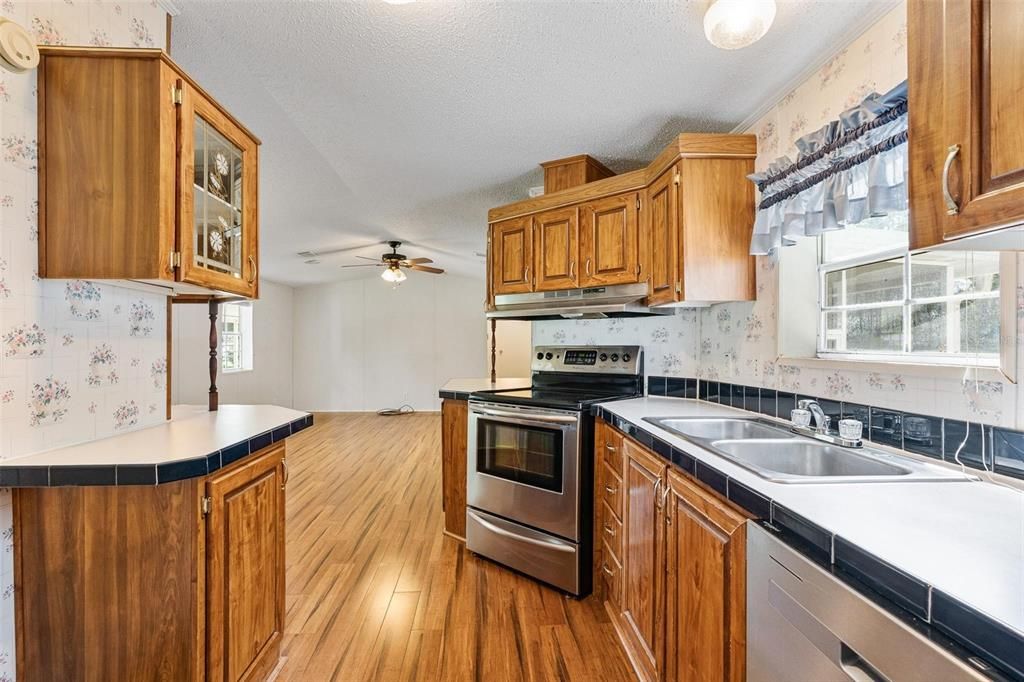 Active With Contract: $149,998 (2 beds, 2 baths, 1056 Square Feet)