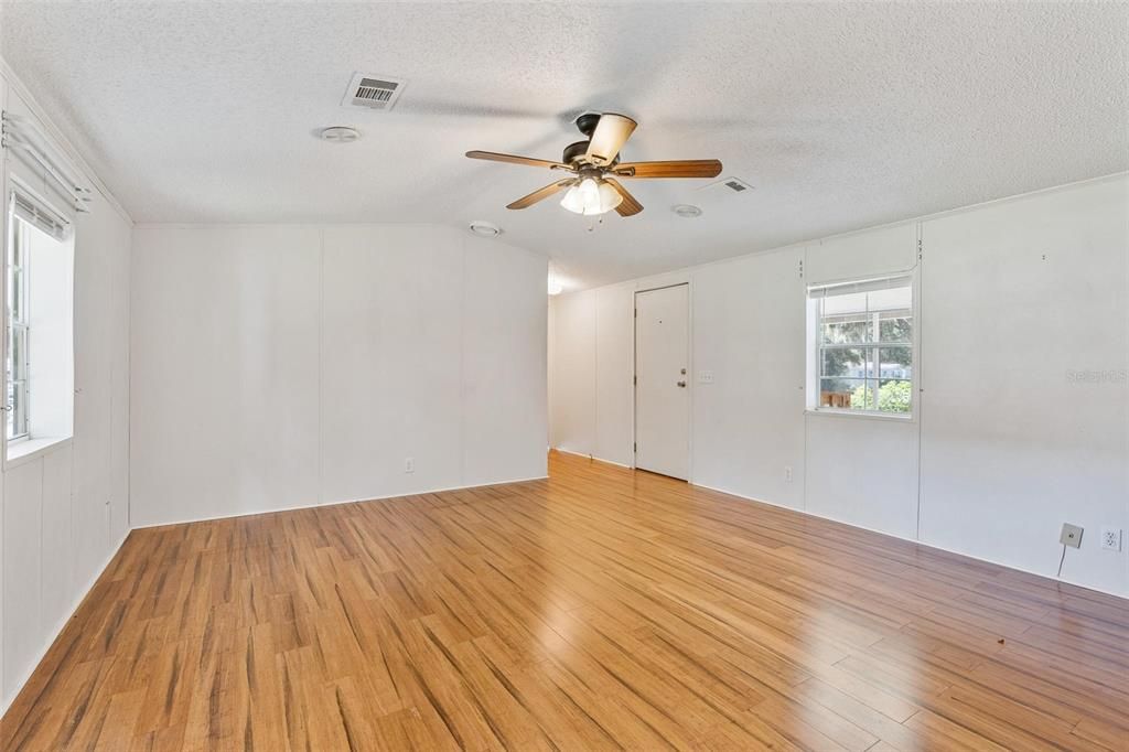 Active With Contract: $149,998 (2 beds, 2 baths, 1056 Square Feet)