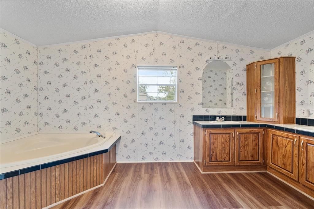 Active With Contract: $149,998 (2 beds, 2 baths, 1056 Square Feet)