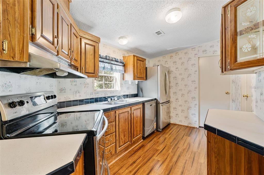 Active With Contract: $149,998 (2 beds, 2 baths, 1056 Square Feet)