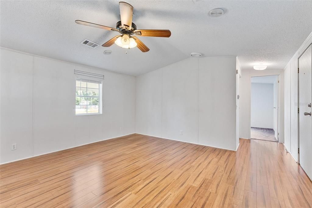 Active With Contract: $149,998 (2 beds, 2 baths, 1056 Square Feet)