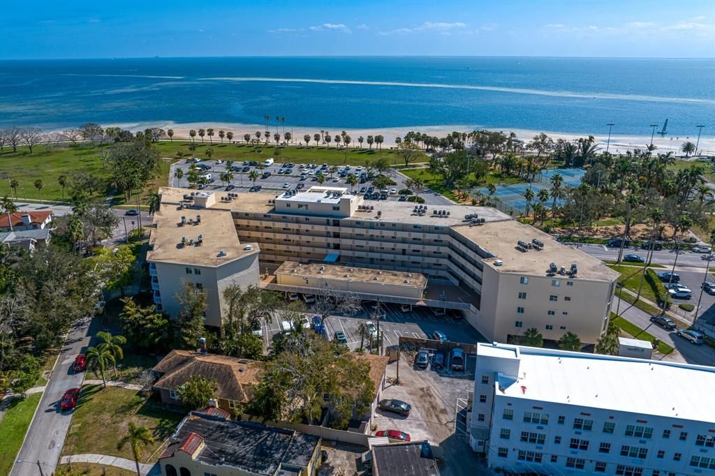 For Rent: $2,500 (1 beds, 1 baths, 750 Square Feet)