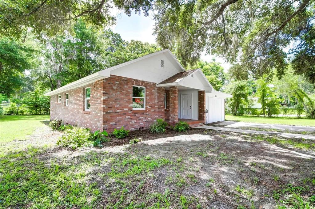 For Sale: $214,900 (2 beds, 1 baths, 846 Square Feet)