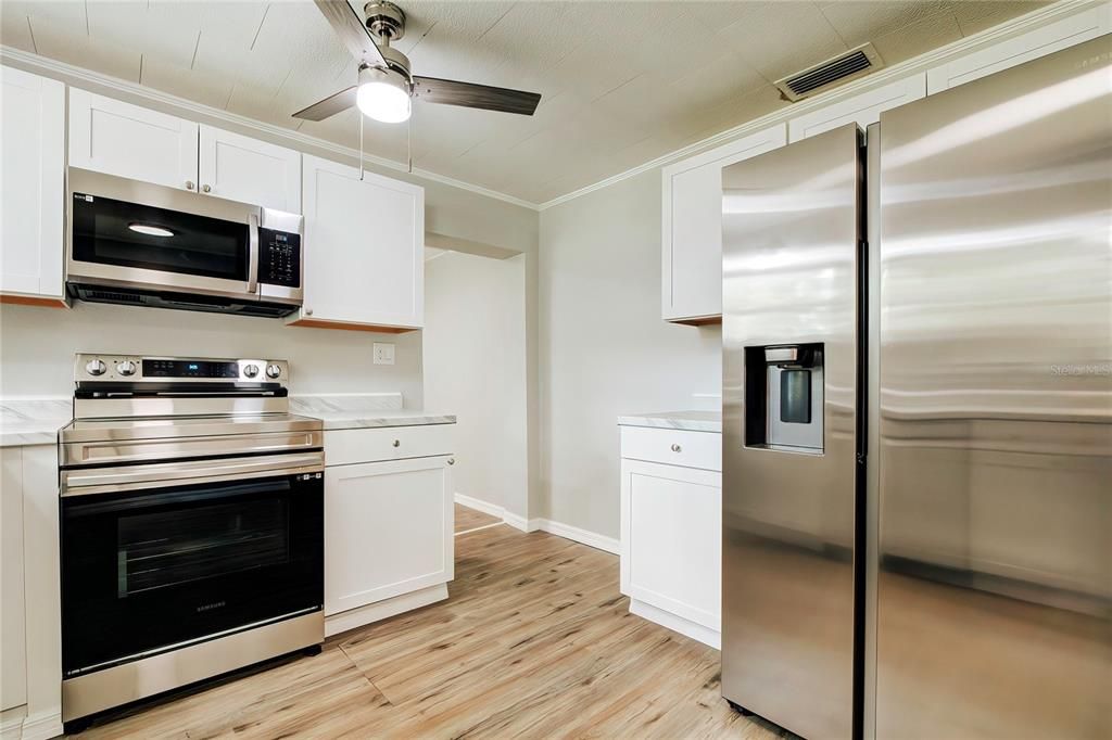 For Sale: $214,900 (2 beds, 1 baths, 846 Square Feet)