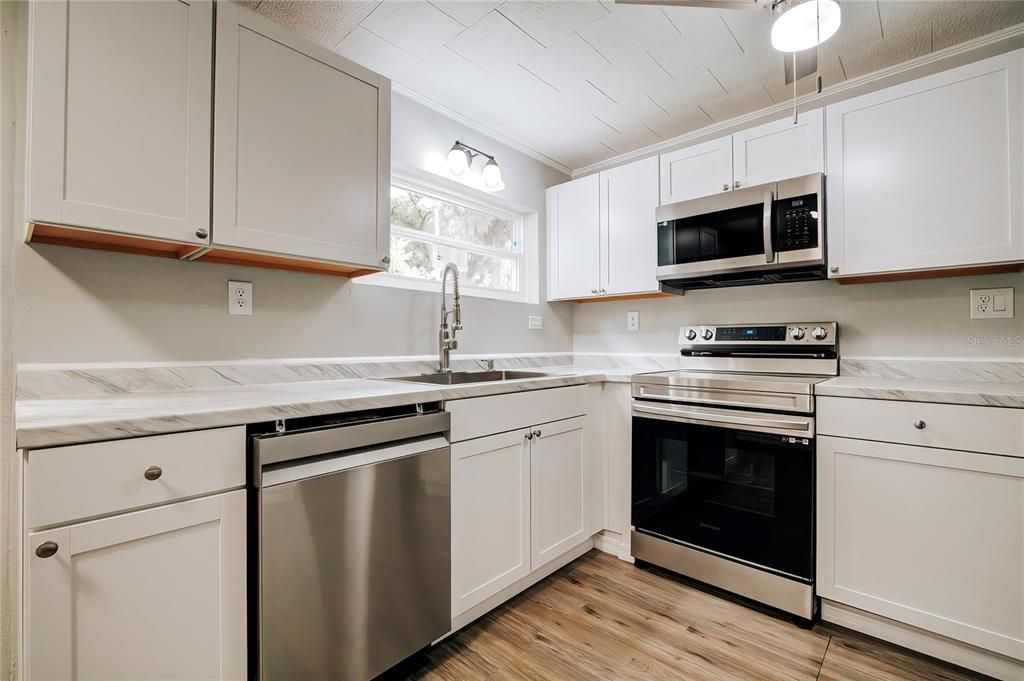 For Sale: $214,900 (2 beds, 1 baths, 846 Square Feet)