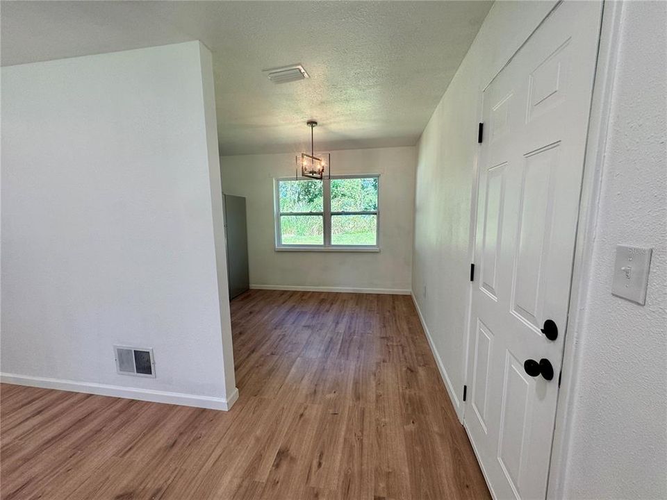 待售: $229,000 (3 贝兹, 1 浴室, 950 平方英尺)