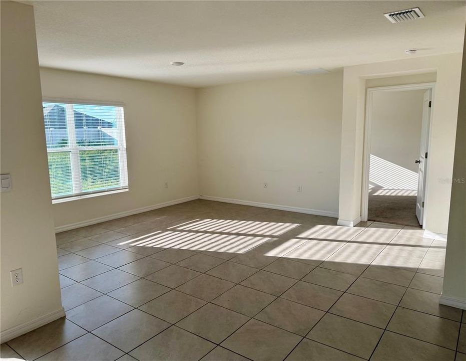 На продажу: $300,000 (4 спален, 2 ванн, 1828 Квадратных фут)