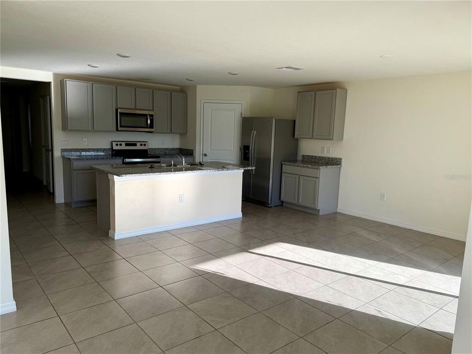 На продажу: $300,000 (4 спален, 2 ванн, 1828 Квадратных фут)