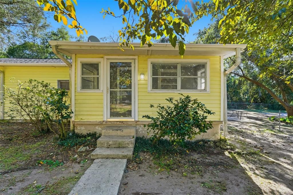 Active With Contract: $165,000 (2 beds, 1 baths, 800 Square Feet)