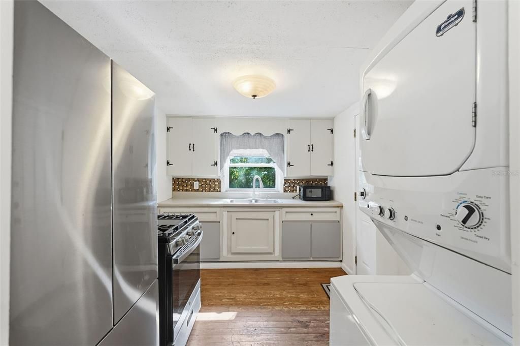 Active With Contract: $165,000 (2 beds, 1 baths, 800 Square Feet)