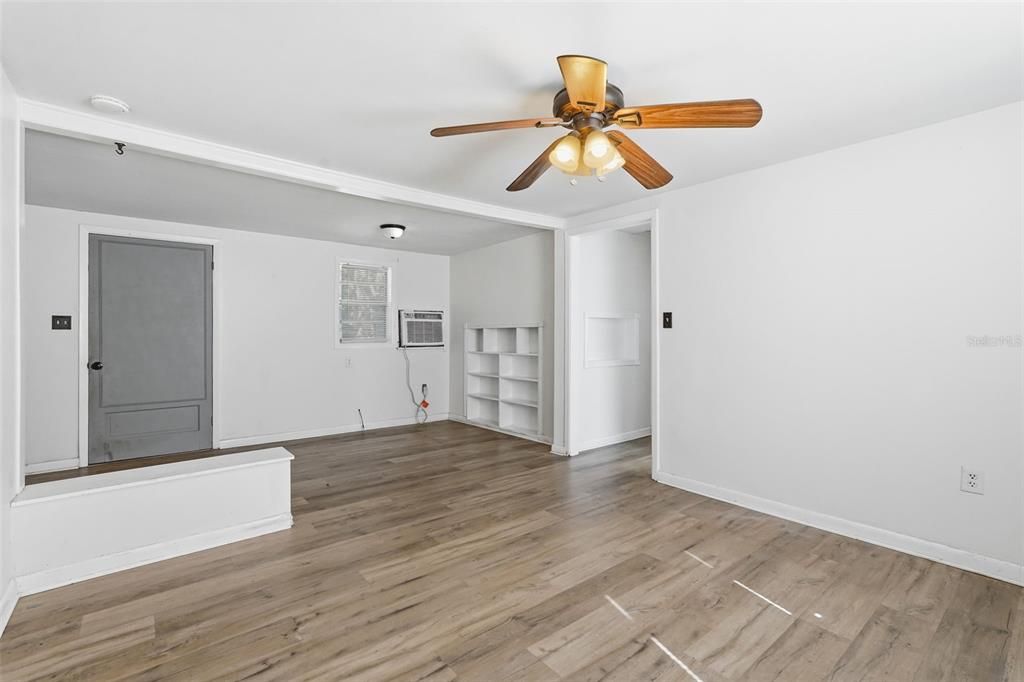 Active With Contract: $165,000 (2 beds, 1 baths, 800 Square Feet)