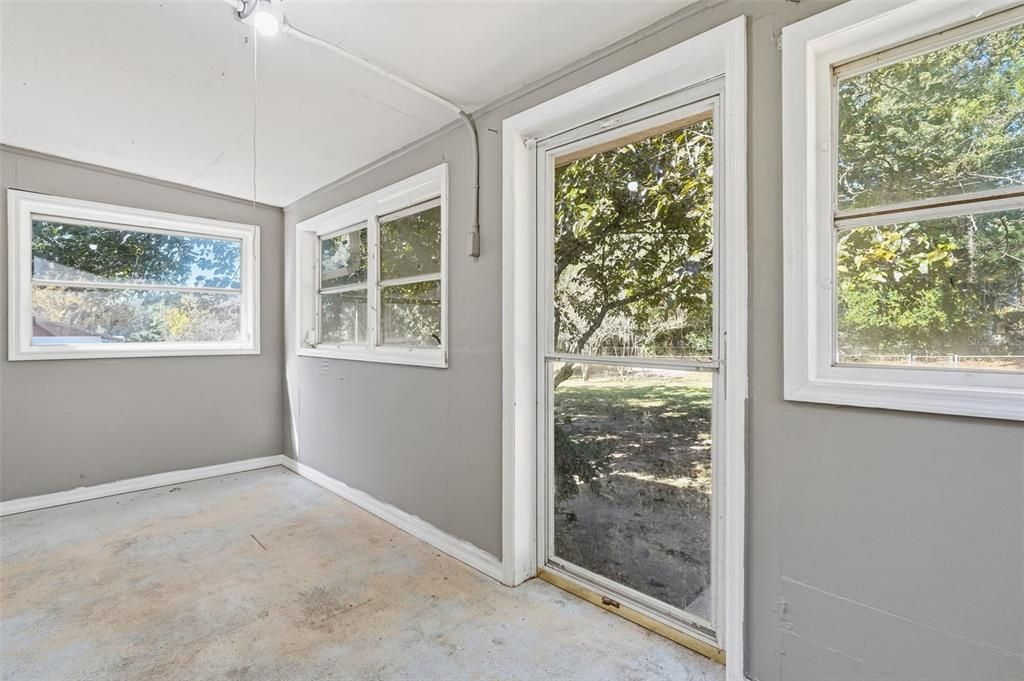 Active With Contract: $165,000 (2 beds, 1 baths, 800 Square Feet)