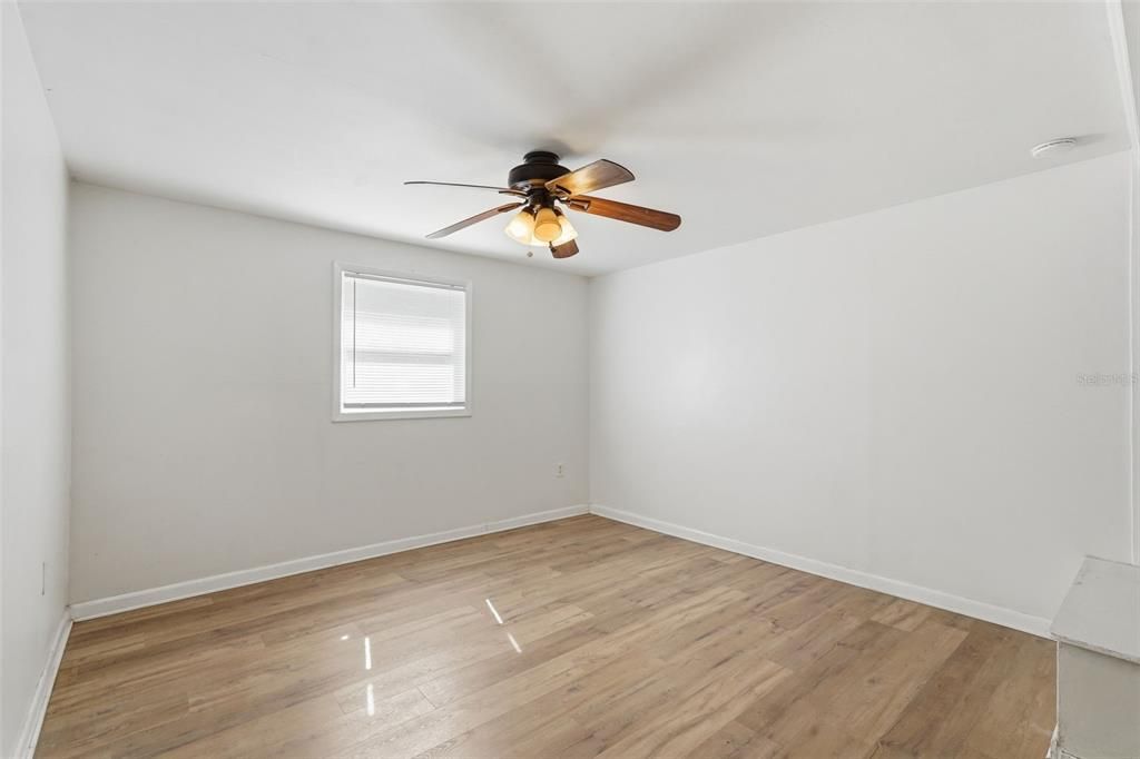 Active With Contract: $165,000 (2 beds, 1 baths, 800 Square Feet)