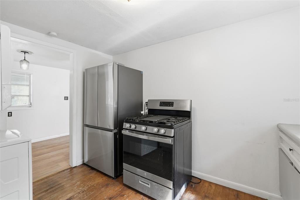 Active With Contract: $165,000 (2 beds, 1 baths, 800 Square Feet)